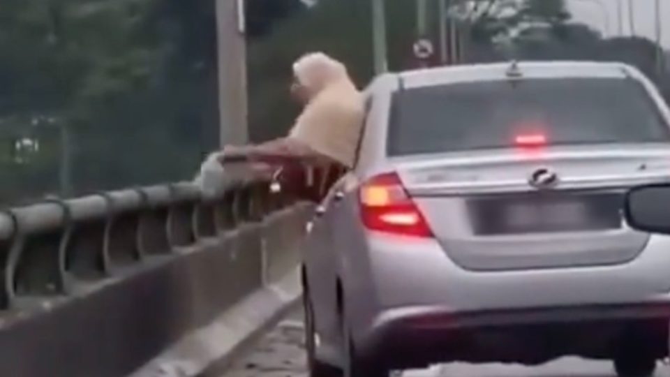 Woman throws bags of rubbish into the river. Photo: Vocket/Instagram