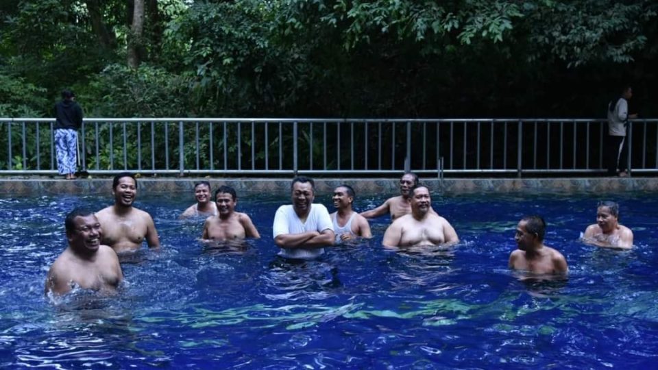 The governor posted the photos, along with a description of what they were doing, on his own page. Photo: own Facebook/Bang Zul Zulkieflimansyah