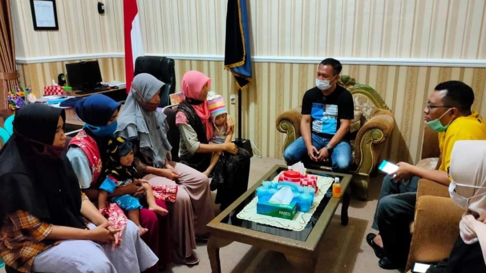 NTB Governor Zulkieflimansyah first met with the women in Praya Prison yesterday. Photo: Facebook / Bang Zul Zulkieflimansyah
