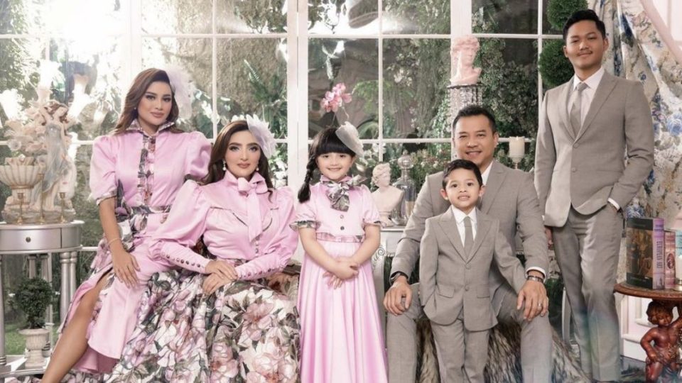 Indonesian celebrity couple, singer-turned-entrepreneur Anang Hermansyah and singer Ashanty, as well as three of their children, have become the latest high profile COVID-19 cases in Indonesia after they all tested positive for the coronavirus. (L-R) Aurel, Ashanty, Arsy, Arsya, Anang, and Azriel. Photo: Instagram/@ashanty_ash & @fdphotography90