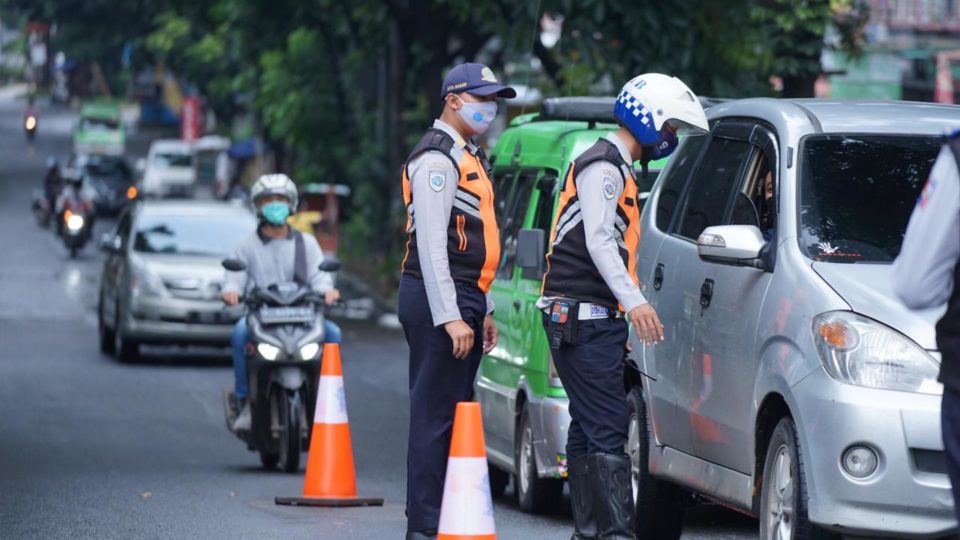 Traffic officers enforcing the odd-even traffic rule in Bogor, West Java. Photo: Bogor city administration