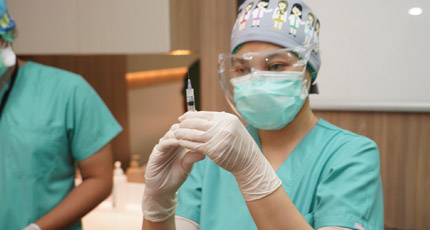 Photo of a health worker in the process of administering a COVID-19 vaccine. Photo: Ministry of Health