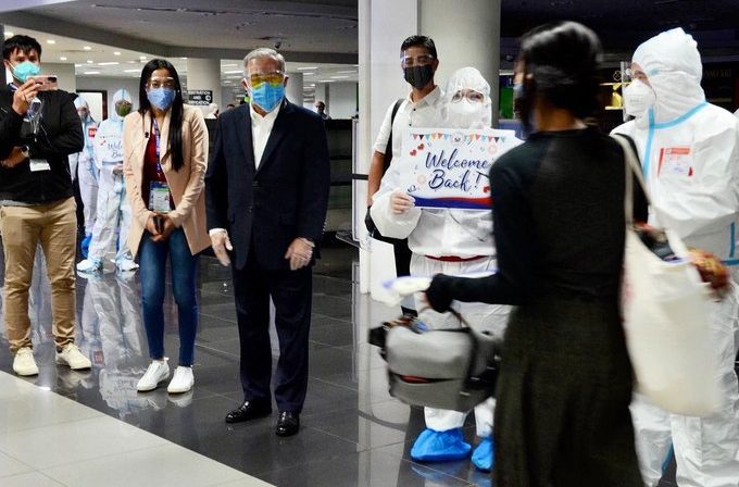 Filipinos arrive in Manila from Myanmar. Photo: Department of Foreign Affairs/Twitter