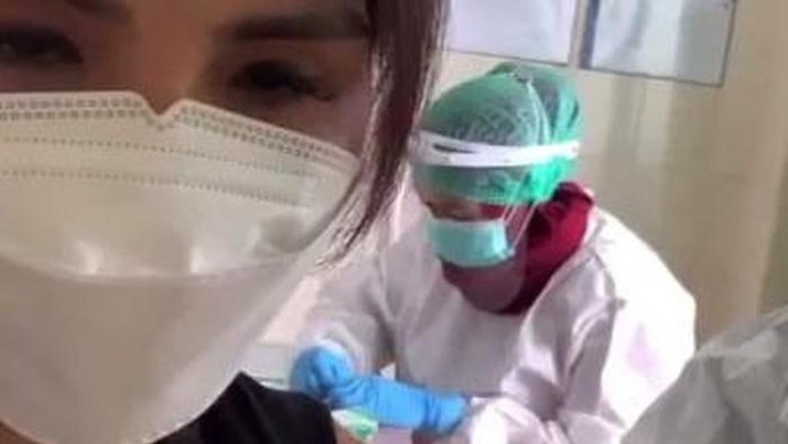 Indonesian influencer accused of jumping the COVID-19 vaccination line when vaccines are exclusive to health workers. Photo: Video screengrab from Instagram