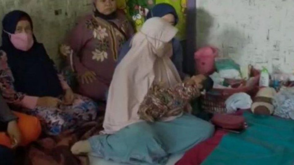 25-year-old Siti Zainah from the Cidaun district in Cianjur, West Java, said that she gave birth to a baby girl after a one-hour gestation period in mid-February. Siti told local media outlets that she was lazing around in her living room when what was supposedly the conception process occurred. Photo: Istimewa