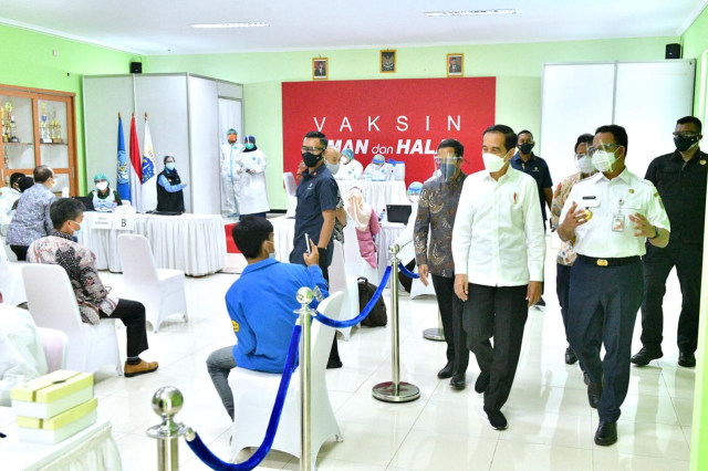 President Joko Widodo inspecting a vaccination drive at a high school in Jakarta on Feb. 24, 2021. Photo: Agus Suparto/Presidential Palace