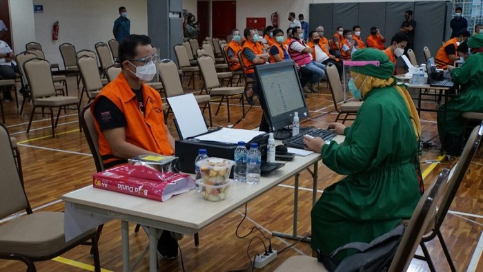Graft suspect former Social Affairs Minister Juliari Batubara getting his COVID-19 vaccine shot on Monday, Feb. 22, 2021. Photo: KPK