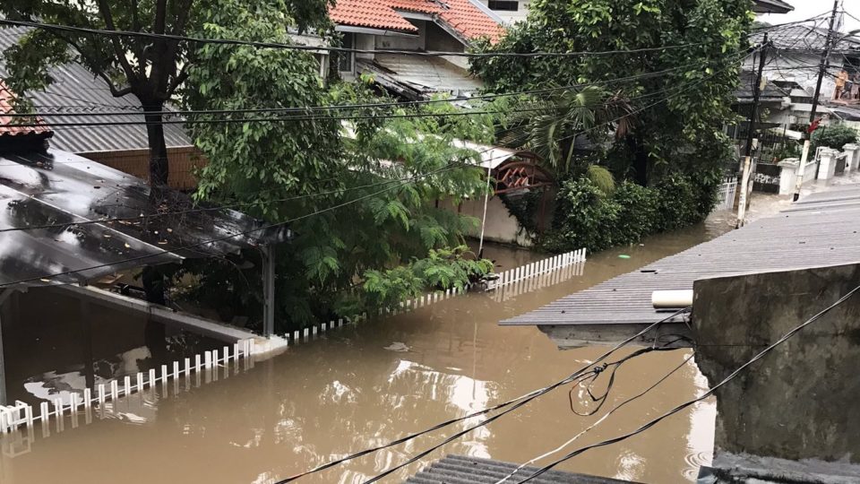 Floodwater almost submerging the first floor of houses in a neighborhood in Mampang, South Jakarta on Feb. 20. Photo: @infojakarta