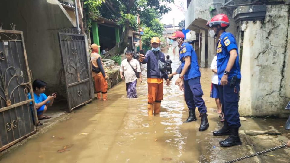 Flood in a neighborhood in East Pejaten, South Jakarta on Sunday, Feb. 8, 2021. Photo: Twitter/@humasjakfire