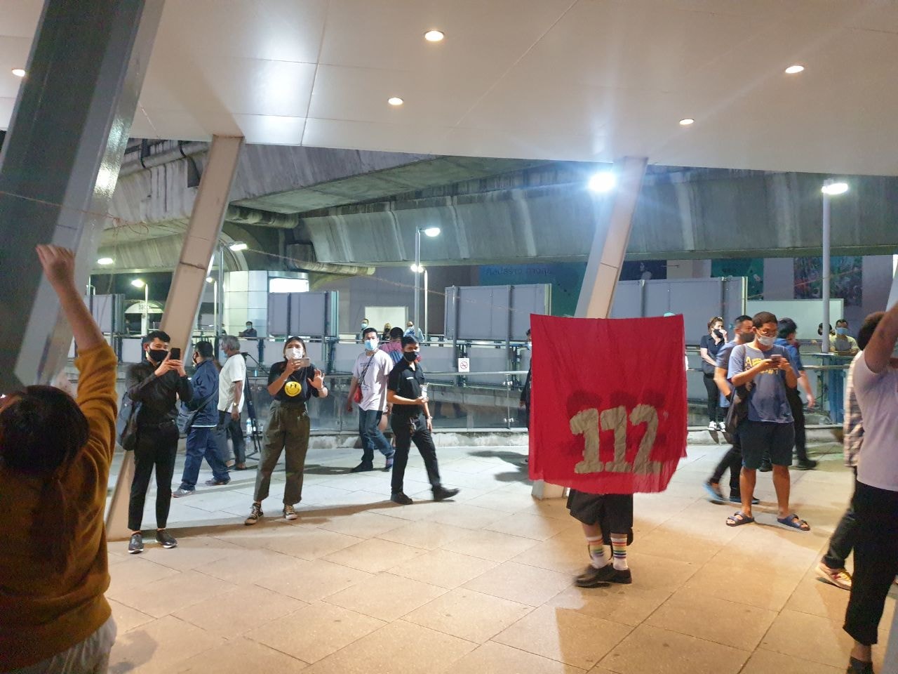 Protesters demand abolition of the royal defamation law under Section 112 of the Penal Code on Tuesday night at the Pathumwan Skywalk in downtown Bangkok. Photo: Ratsadon
