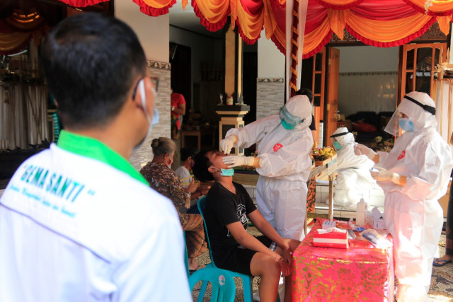 Health workers taking samples for antigen rapid tests. Photo: Istimewa via Kumparan