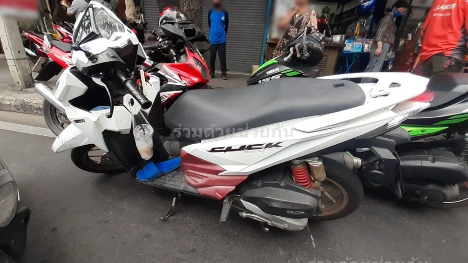 Three motorcycles involved in a Wednesday morning collision on Soi Ekkamai 28 that killed one rider. Photo: @Ruamduay / Twitter 
