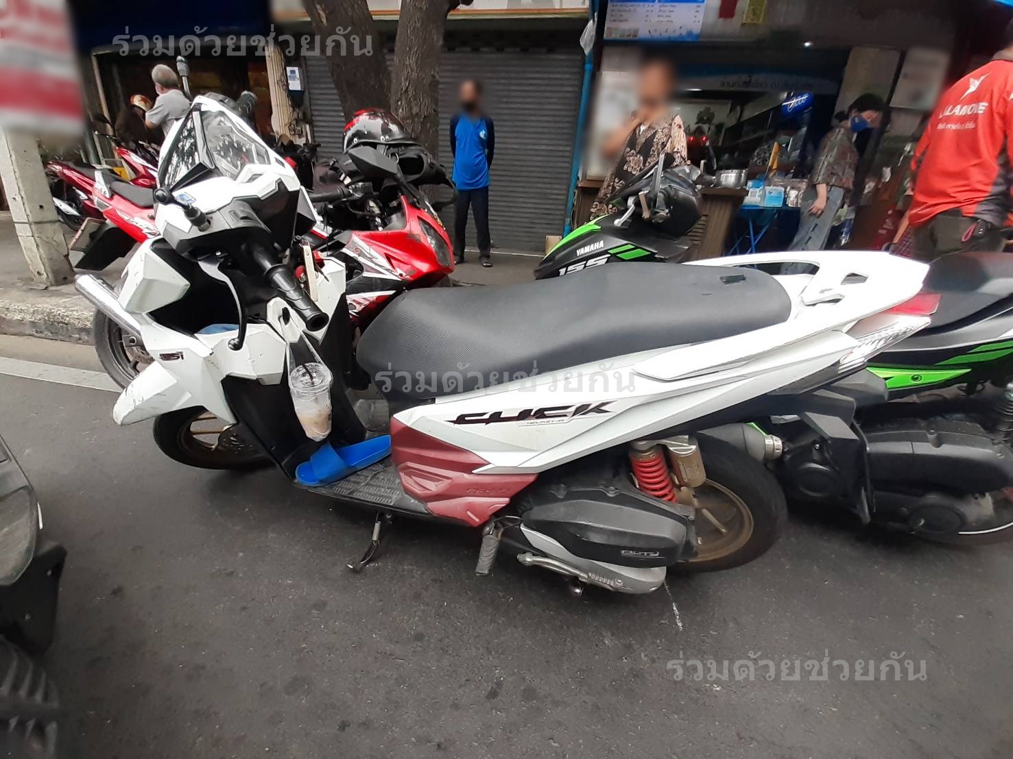 Three motorcycles involved in a Wednesday morning collision on Soi Ekkamai 28 that killed one rider. Photo: @Ruamduay / Twitter 
