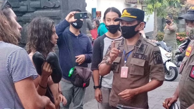 Officers from the Public Order Agency (Satpol PP) during a mask raid. Photo: Istimewa via Kumparan