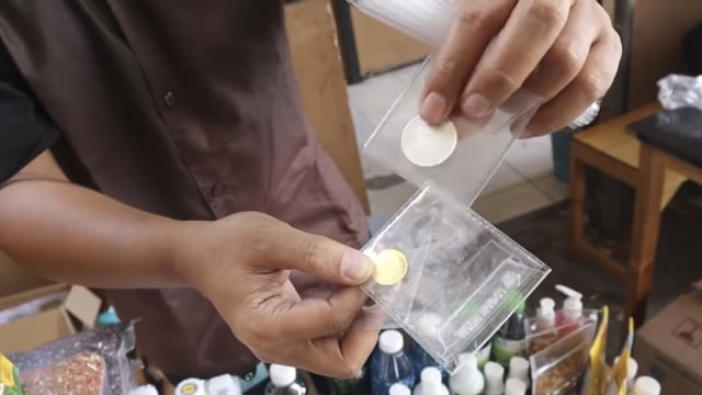 Dinar and dirham coins being traded at Pasar Muamalah in Depok, West Java. Photo: Istimewa