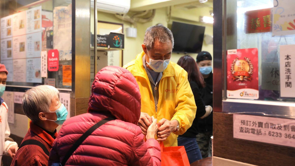 Owner of Pei Ho Counterparts, known as “Ming Gor,” distributes a boxed meal. Photo: Facebook/Pei Ho Counterparts