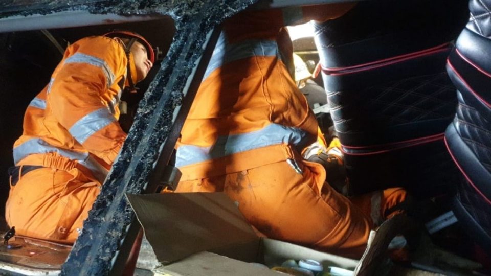 A field trip comprising middle school students and their teachers ended tragically after their tour bus plunged into a ravine along the Wado-Malangbong Road in Sumedang regency, West Java on Wednesday evening. Photo: Basarnas