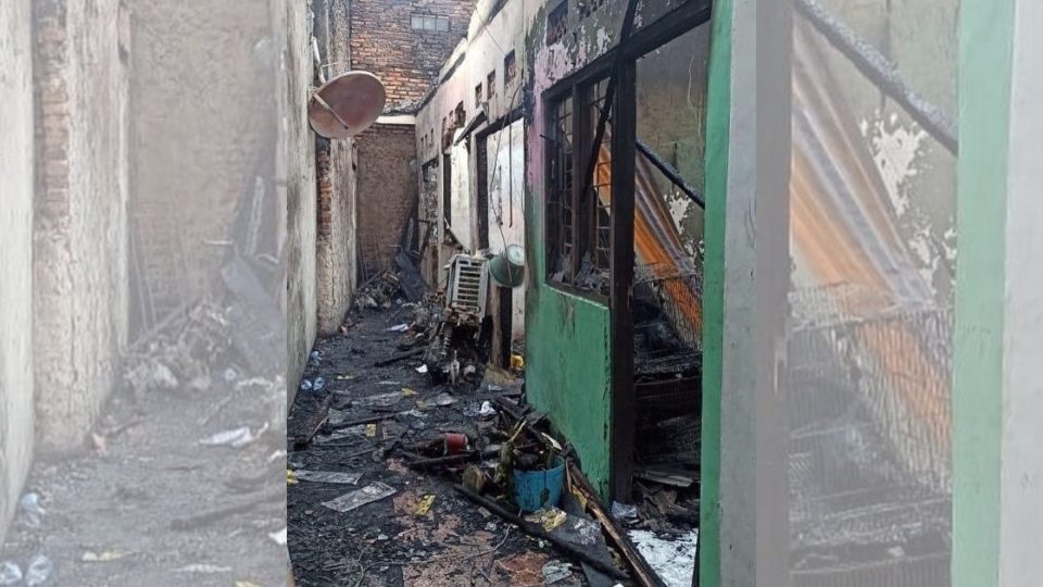 A massive fire broke out at a house in a densely populated area in Matraman district, East Jakarta at dawn today, killing at least 10 people. Photo: Instagram/@jktinfo & @zahranassegaf