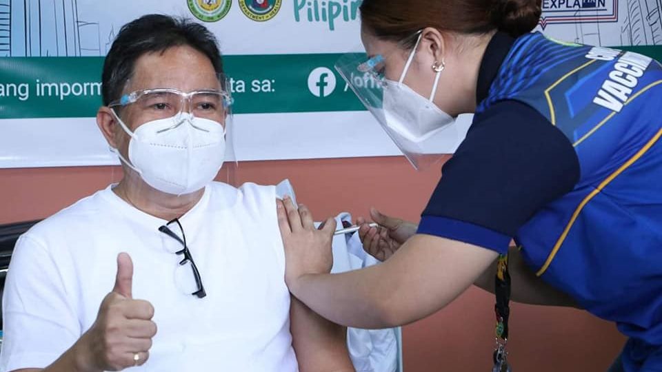 A frontliner gets his COVID vaccine in Caloocan City. Photo: Oscar Malapitan/FB