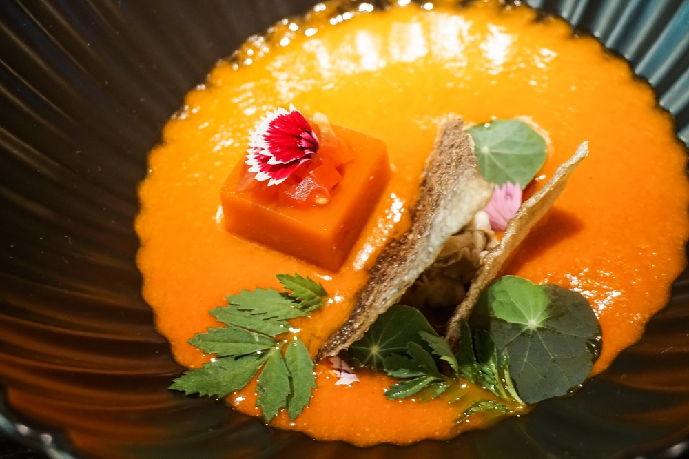 Kaeng Kradang: Tomato consomme, tomato and curry jellies, deep-fried fish skin, whelks. Photo: Coconuts