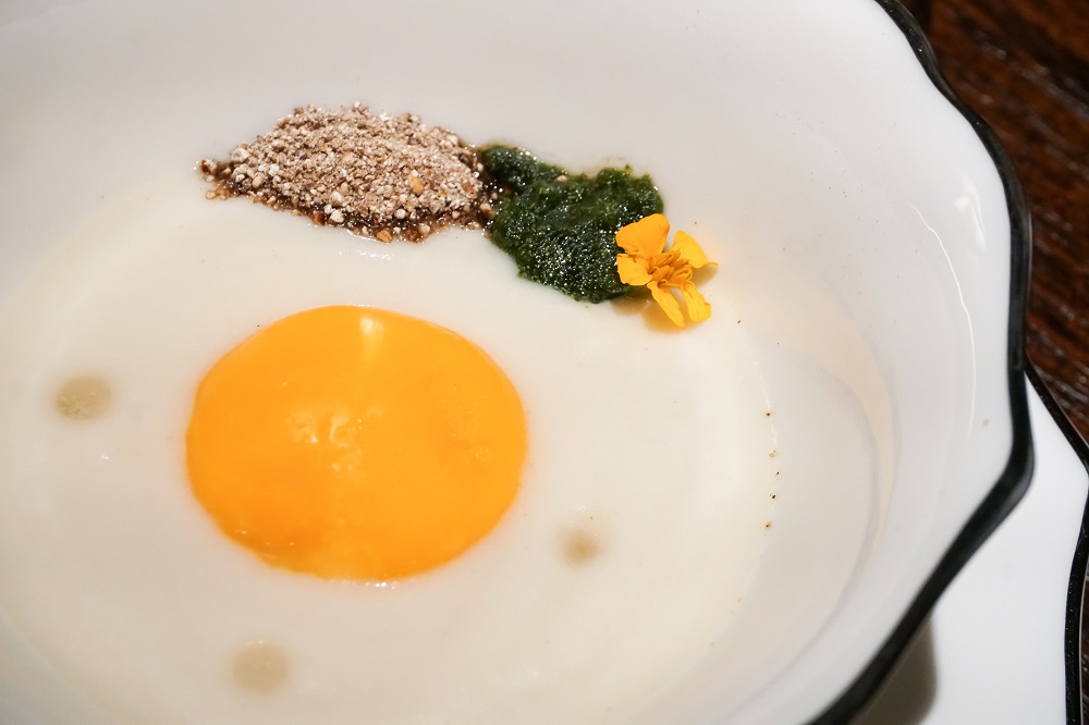 Horm Khai Pham: Onion soup with duckweed, toasted rice powder, sous vide egg yolk wild honey and mulberry jam. Photo: Coconuts