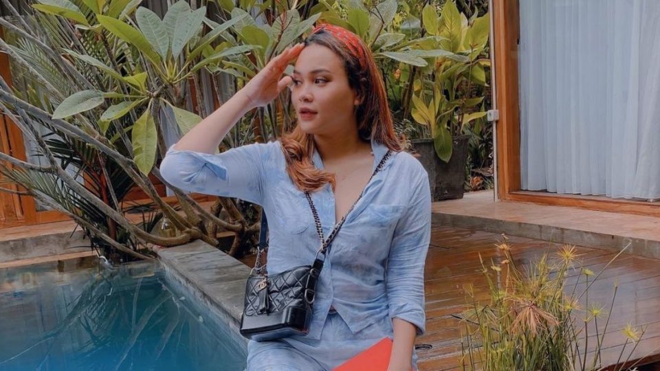 Indonesian Instagram/TikTok celebrity Dinda Shafay has recently come forward with an allegation that an employee of a popular es kopi (iced coffee) chain sexually harassed her. Photo: Instagram/@dindasafay