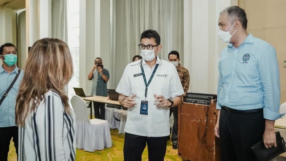 Tourism and Creative Economy Minister Sandiaga Uno (center) during his visit to the vaccination center for tourism and creative economy workers in Bali on Monday, March 15. Photo: Kemenparekraf