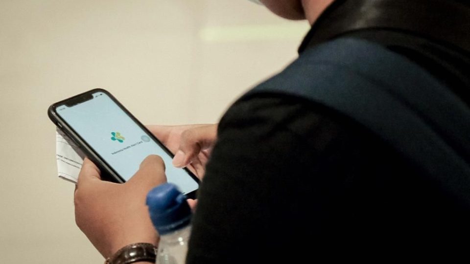 Photo of a user opening an app bearing the Ministry of Health’s logo. Photo: Ministry of Tourism and Creative Economy