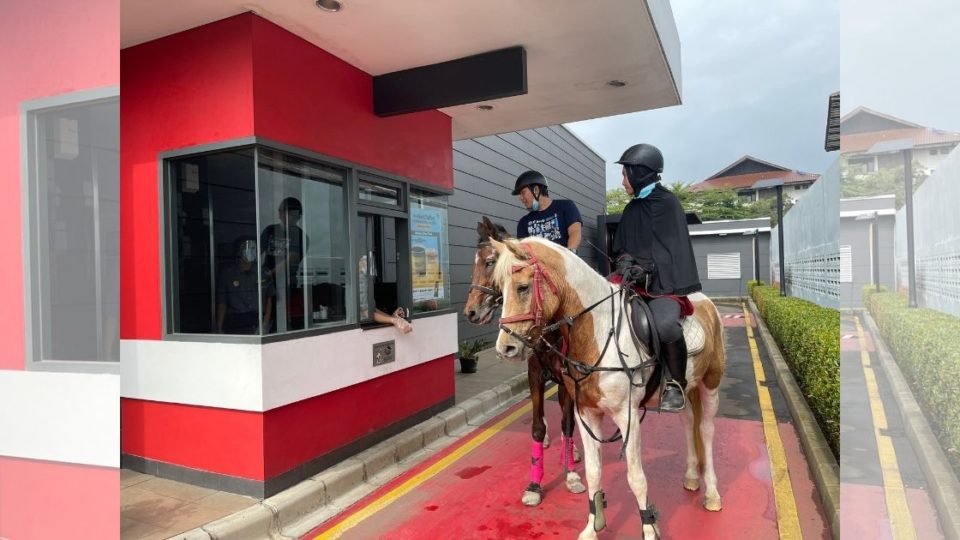 Indonesian YouTuber Ridwan Hanif posted a photo of him and his wife ordering food at a McDonald’s drive-thru with exactly 1 horsepower each. Photo: Twitter/@ridwanhr