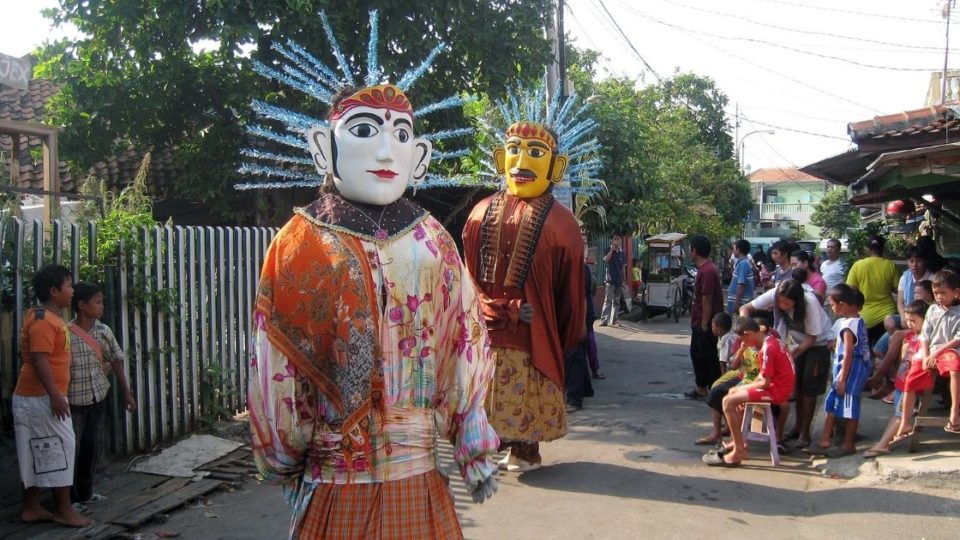 An ondel-ondel street performance in Central Jakarta. Photo: Gunawan Kartapranata/Wikimedia Commons