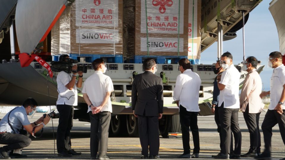 President Rodrigo Duterte and other officials welcome the arrival of Sinovac’s CoronaVac from China. Photo: Presidential Communications/FB