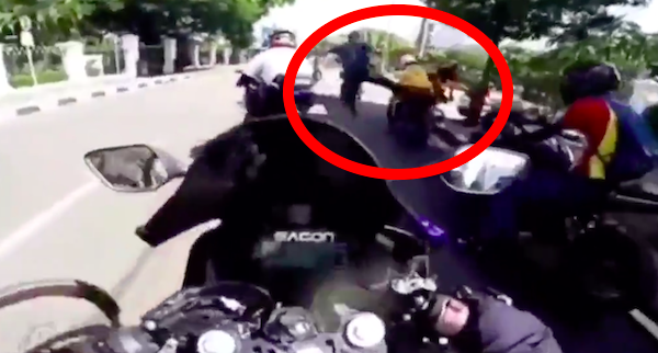 A Paspampres officer kicking a motorcyclist outside the State Palace in Central Jakarta on Feb. 21, 2021. Photo: Video screengrab