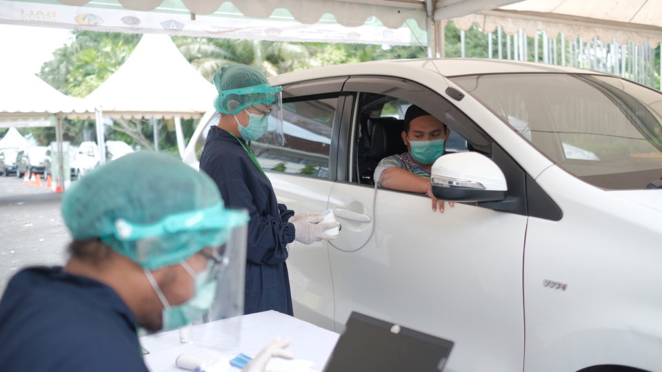 The first run of the drive-thru vaccination program at the center in Nusa Dua, Bali will be held until March 5, 2021. Photo: Grab 