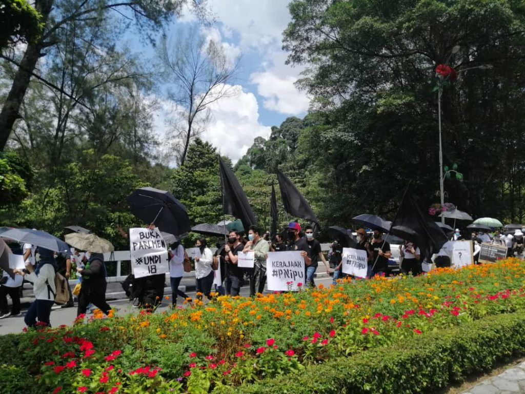 Protesters marching towards the Parliament building. Photo: Coconuts KL