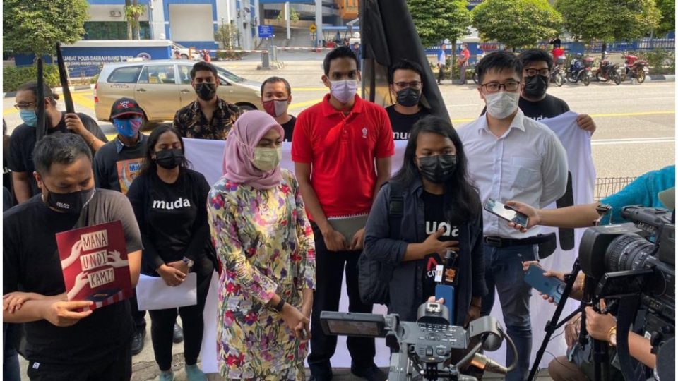 Ketari MP Young Syefura and Amir Hadi (middle) speaking to reporters. Photo: Young Syefura/Twitter