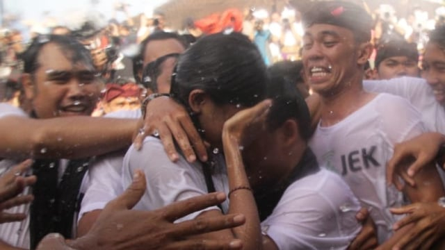 A scene taken during Omed-omedan ritual held before the COVID-19 pandemic. Photo: Istimewa via Kumparan