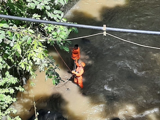 The Search and Rescue Agency (Basarnas) in Bali said strong river currents and steep cliffs in the area made the search more challenging.
Photo: Istimewa via Kumparan