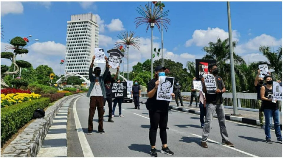 Protestors outside the House of Parliament. Photo: Centre For Independent Journalism
