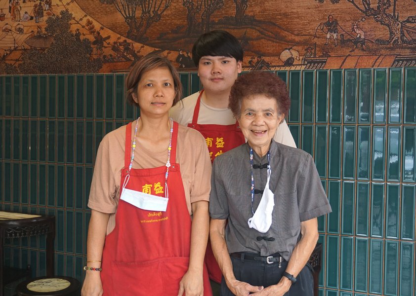 At right, three generations of management with 21-year-old Thanachot “Boss” Singkinvit in the middle. Photo: Coconuts