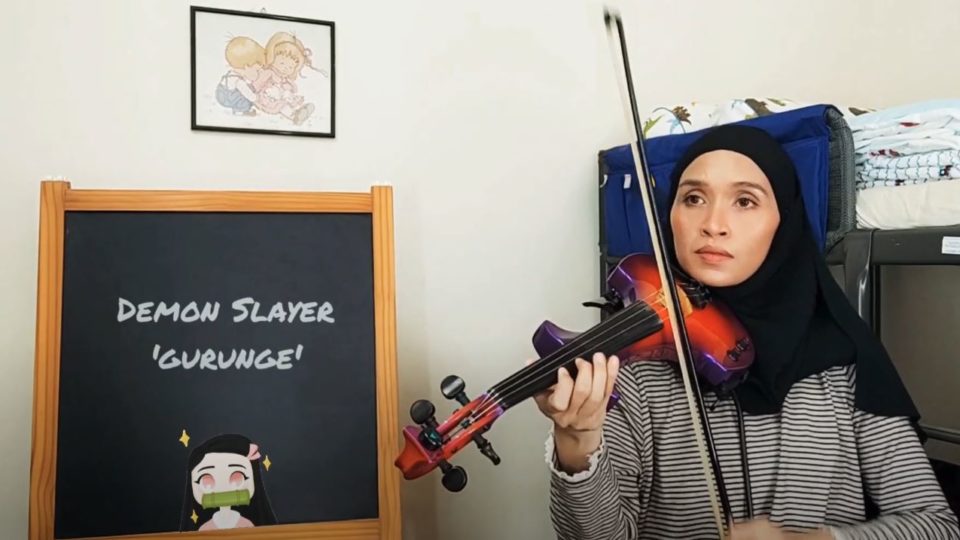 Endang Hyder performs Demon Slayer’s theme song “Gurunge” on the violin. Photo: Endang Hyder/YouTube