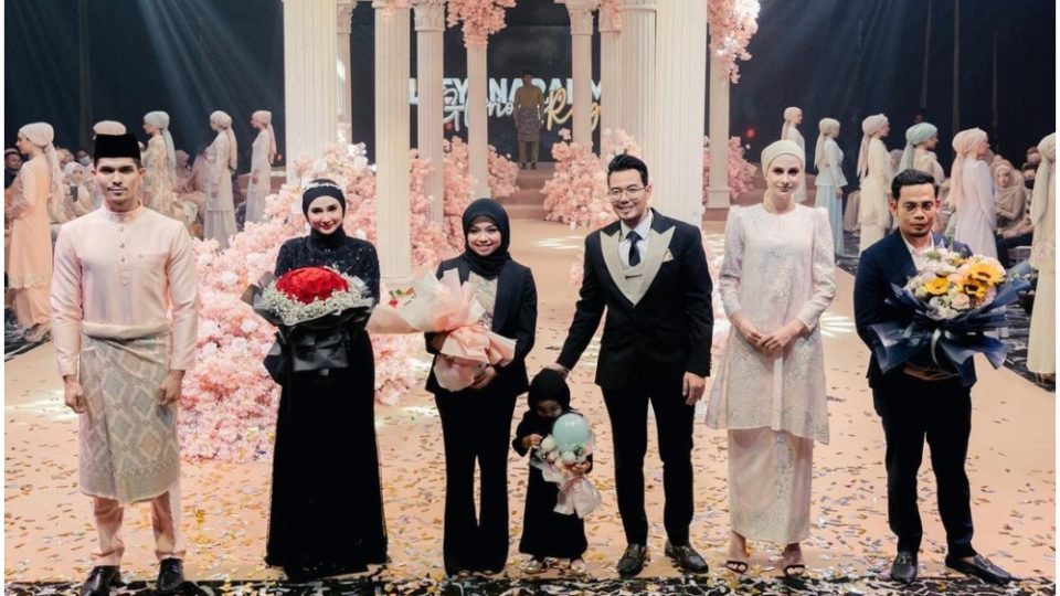 Fashion bosses Nur Liyana and Muhammad Hafiz (middle) posing for photos at the end of the event. Photo: Leeyanarahman.co/Instagram