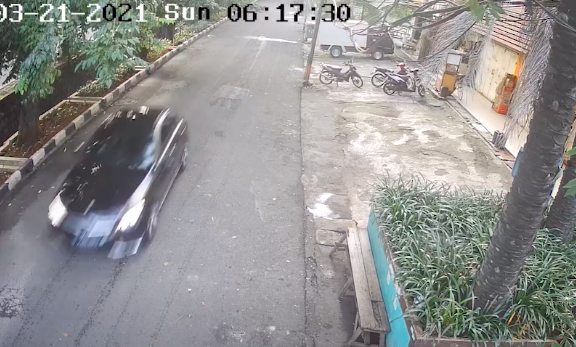 CCTV footage showing the hit-and-run suspect driving away following the incident in Kelapa Gading on March 20, 2021. Photo: Video screengrab