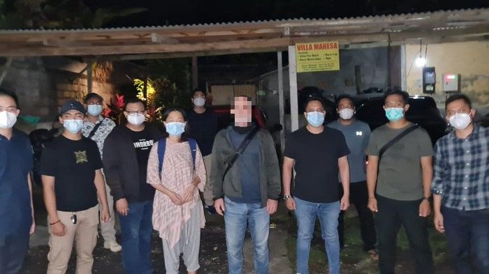 Police released the foreigner, identified as AB and the fifth man from the right on this picture, after questioning on Friday. Photo: Istimewa via Detik 