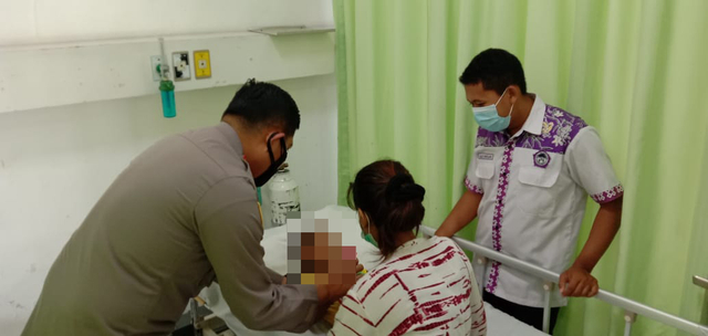 A 2-year-old abuse victim in Tangerang being treated in hospital. Photo: Istimewa