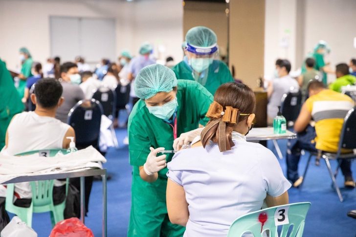 Medical personnel inoculate local officials with the Chinese-made Sinovac vaccine on April 21 at CentralPlaza Rayong. Photo: Central Group