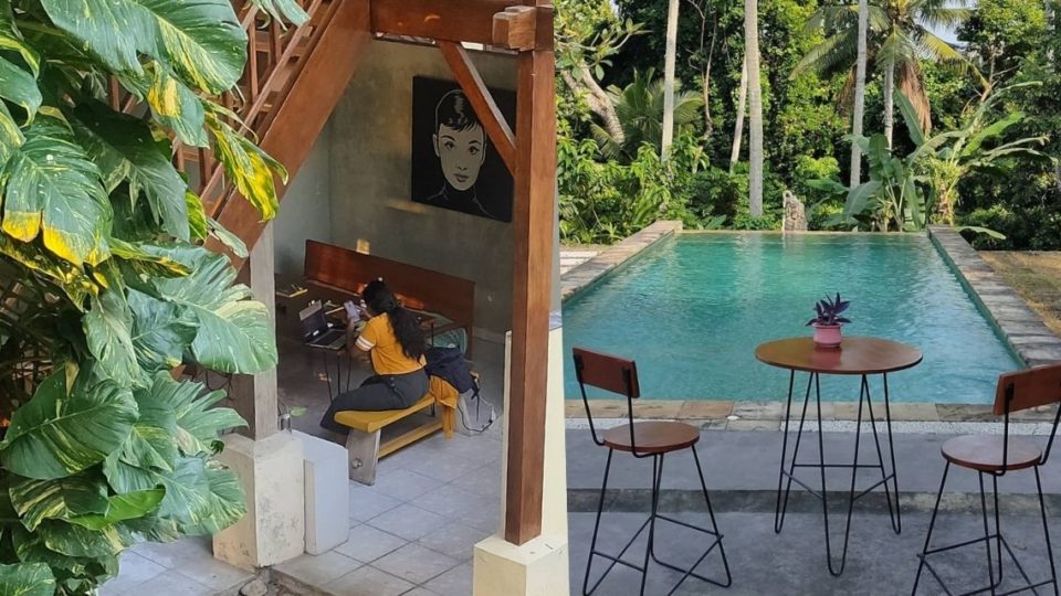 The name Amen Bar is blended from the Indonesian words ruAng MENulis BAReng, which means “a space to write together.” Photos: Amen Bar