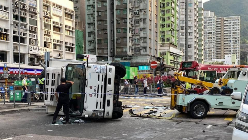 A box truck was overturned after colliding with a minibus at an intersection in Cheung Sha Wan. Photo via Facebook/Sham Shui Po and Cheung Sha Wan Concern Group