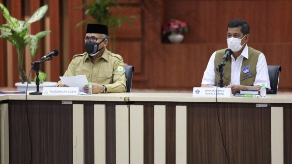 Indonesia’s COVID-19 task force chief Doni Monardo (R) with Aceh Governor Nova Iriansyah (L) at a COVID-19 handling coordination meeting in Banda Aceh on Tuesday, Apr. 20. Photo: BNPB