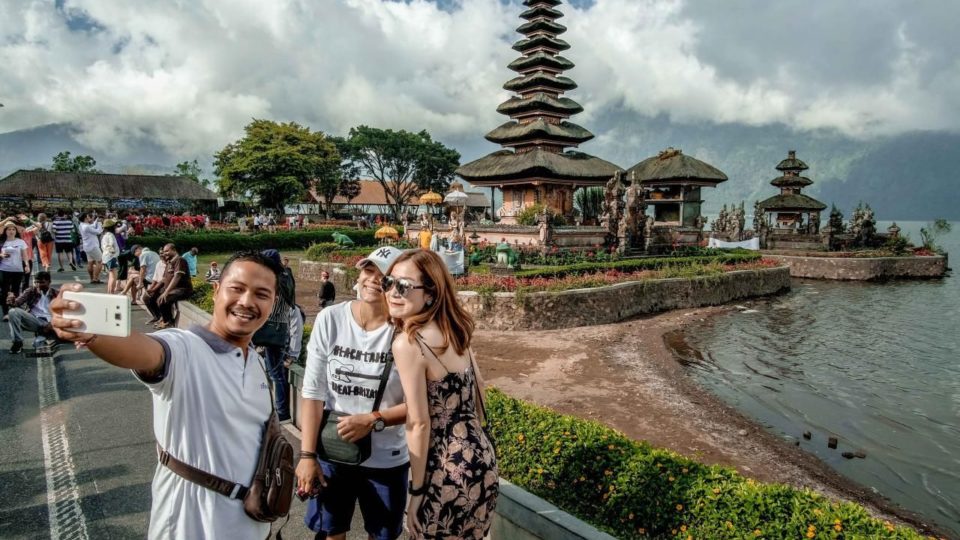 Visitors at Ulun Danu Beratan Temple in Tabanan regency, Bali, before the pandemic. Photo: Ministry of Tourism and Creative Economy