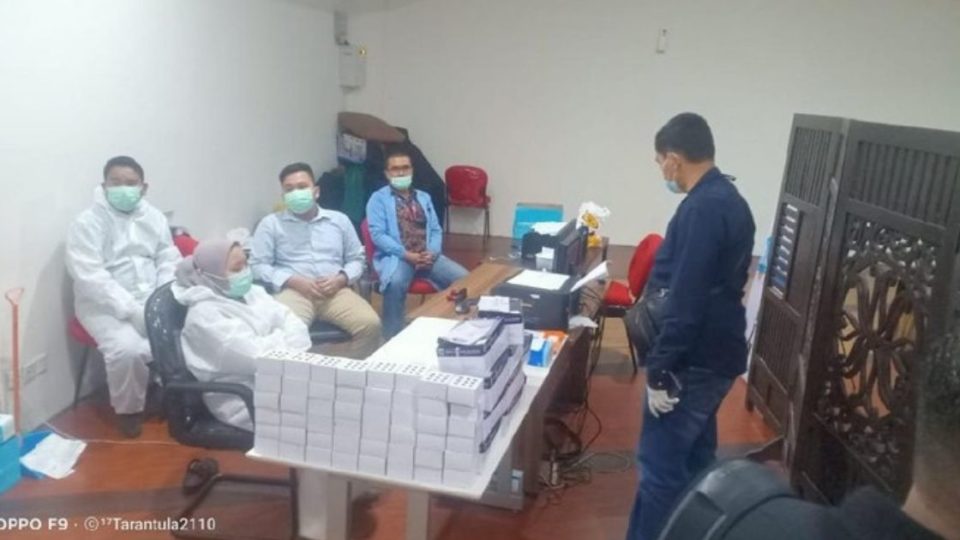 Police have arrested employees at a Kimia Farma lab located at Kualanamu International Airport in North Sumatra, who allegedly reused antigen rapid test kits on customers to cut costs. Photo: Istimewa